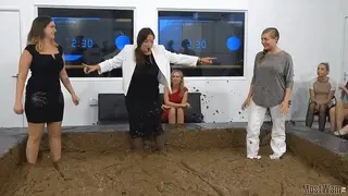 【泥潭摔跤】娜迪亚VS凯西 看着女孩们在泥地里互相掩护，有两轮，每轮2分30秒。