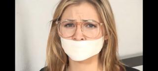 被绑架的眼镜女 白绳捆绑在床上的眼镜女