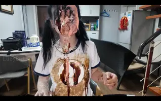 对体操服少女的甜蜜惩罚（预览） 注意！这是预览视频！ M6对体操服妹妹甜腻的惩罚上架了，略微重口。猜拳失败的模特接受主包的甜腻攻击（奶油、面粉、巧克力酱、草莓酱、炼乳），空气中都充满了香甜的气息。第一幕是纸碟投掷和涂抹（有糊脸），第二幕是躺下往她的身上和脸上挤，中途有被呛到（吃了不少确信）。这期很精彩，模特很听话哦。
