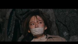 《他是谁》绑架片段 来自电视剧《他是谁》，女主被凶狠的反派关在地下室很久很久，多次被强行喂药、胶带封嘴。男主来试探反派，居然没听见女主的求救声，真是绝望。这段确实不错，感谢同好的指路！