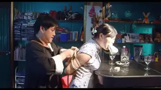 美女睡觉时被特务捆绑带走（AI超清修复） 以前网上流传的一个片段：美女睡觉时被捆绑带走<br>实际上是 丽佳美亚 女囚悲歌之付丽 的一个片段，此为节选捆绑绳艺片段的AI修复版<br>原视频太糊了所以AI修复后效果也一般，但是相比原视频已经很好了，购前请看预览介意勿拍！