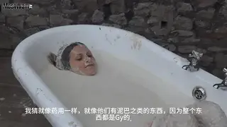 爱丽丝粥浴 点个关注不迷路，爱丽丝穿着一件漂亮的红色连衣裙，在我们的粥浴里泡了一泡。