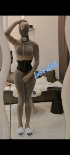 双层丝袜全包搭配避孕套窒息高潮（浏览版） 这次lust变成了双层丝袜全包娃娃 好久没玩这种丝袜全包了 主要是因为感觉手不方便 但是这种丝袜全包确实很瑟呢 骚狗狗要和主人一起玩吗？lust穿着两层丝袜全包加上束腰和金属项圈还带上了cb锁 骚狗狗主人带上cb锁你是不是会更兴奋呀 隔着cb锁震雌根真的很舒服呢 解开cb锁 在雌根外面套上金色乳胶套套 本来想要尝试自动飞机杯的 但是主人的雌根太大了 塞不进去 看来只能塞进骚狗狗的嘴里了 来和主人一起带上避孕套窒息 在震动棒的震动和窒息中一起高潮吧！ 就是太兴奋了 射太快了好可惜 希望大家喜欢！ 