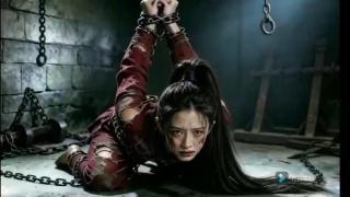 女侠蒙难（之三悬吊空中） 女侠被带到审讯室提审，宁死不屈，被锁链吊缚在空中，遭受拷问。。。