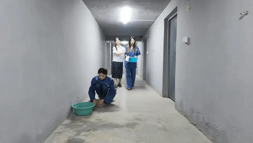 【忘忧社工作室】狱之花（下集） 周杰在狱中因自己是死刑犯的原因，很快就坐上狱霸老大，也收了非常衷心自己的小迷妹奶贝，不久因诈骗入狱的小点点也被分配到周杰所在的监室，小点点因为不懂事遭到奶贝和周杰的霸凌 【忘忧社工作室】狱之花（下集）<br>周杰在狱中因自己是死刑犯的原因，很快就坐上狱霸老大，也收了非常衷心自己的小迷妹奶贝，不久因诈骗入狱的小点点也被分配到周杰所在的监室，小点点因为不懂事遭到奶贝和周杰的霸凌，管教为了惩罚她们命令奶贝和小点点打扫卫生进行劳动改造，而周杰择被戴上重镣背铐，还被吊着脖子在广场上罚站，此事过后周杰被执行死刑，奶贝确当上了新的牢头浴霸。定拍联系：3850460505<br>