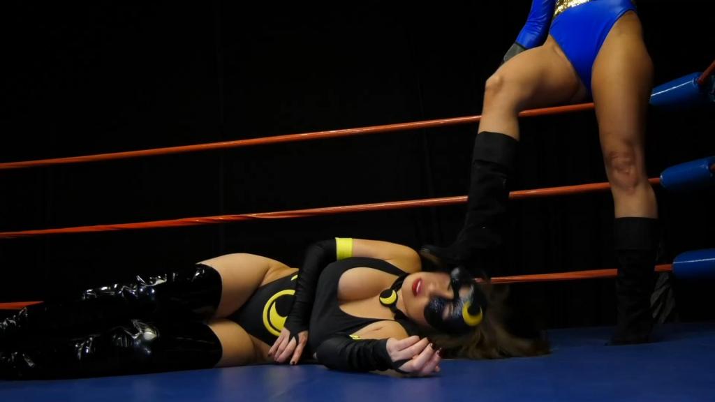 SUPERHEROINE AGENDA-BAD MOONBEAM RISING – Part 1 of 3 DTTV新闻的特别报道宣布超级女英雄月光（阿基拉·莱恩饰）从超级女英雄姐妹会退休。这位拥有月光之力的超级美女正在接受特约记者斯黛西·伯克（实为姐妹英雄雏菊链）的录像采访。阿基拉和斯黛西在姐妹会的安全屋里观看了这段录像。采访中透露，姐妹会正在寻找月光的接班人，最终候选人缩小到两位：君主夫人（茜茜，原名卡普里·卡瓦尼）和惊艳（梅西·卡尔饰）。阿基拉变身成月光，前往新的冠军竞技场与最终候选人见面，她依依不舍地向老朋友斯黛西告别。月光消失后，斯黛西原本和蔼的笑容变成了邪恶的冷笑，她变身成雏菊链——她那双红色的眼睛暴露了她并非表面看起来那样简单。月光抵达竞技场时，发现君主夫人和惊艳女侠正在等着她——但方式却出乎她的意料。这两位新晋女英雄对毫无防备的月光展开猛烈攻击，她拼死抵抗，却不明白这些姐妹会的准成员为何如此残暴地攻击她，甚至怀疑自己是否真的能活到退休的那一天。这部由漫画名人堂成员乔治·佩雷斯编剧并执导的全新动作特效大片，讲述了超级女英雄姐妹会的冒险故事！