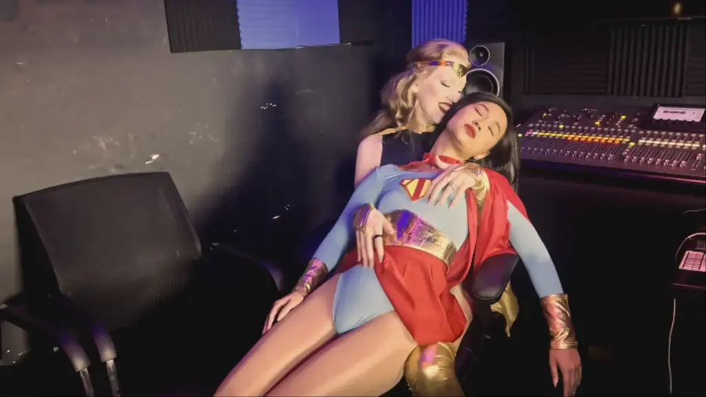 Megagirl Vs Mega Queen our super heroine Megagirl investigates a team up of her two most dangerous enemies, Vex Vader and Veda Vega! She soon encounters their creation in Mega Queen