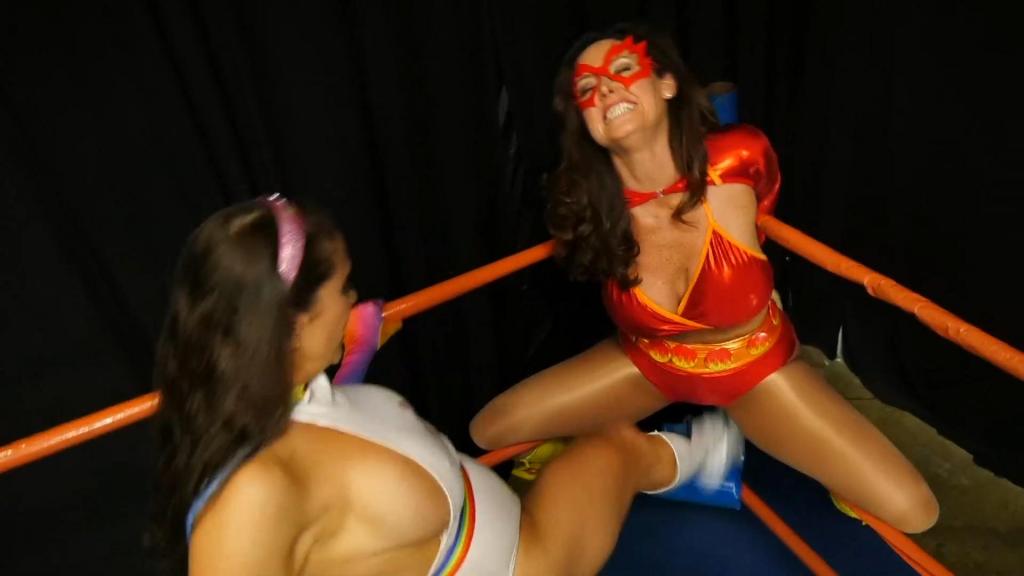 SUPERHEROINE AGENDA-SISTERHOOD ACT – Part 4 of 5 姐妹情深（共五部分，第四部分）昔日盟友之间的战斗仍在继续。篝火女王（克里斯蒂娜·卡特 饰）遭到棱镜（朱厄尔·玛索 饰）的攻击，棱镜如今已被阿尔法圣母的邪恶双胞胎厄里斯（戴安娜·奈特 饰）的邪恶力量所控制。当自由鸟（泰琳·巴克 饰）在竞技场上场时，这位女火焰喷射器却被篝火彻底烧死，因为这位女火焰喷射器也成为了曾经被称为“主宰”的生物的又一棋子。随着自由鸟的倒下，宇宙的结构也随之崩塌。这是乔治·佩雷斯这部超级女英雄史诗的倒数第二章。<br>SISTERHOOD ACT (Part 4 of 5) The battles between former allies continue as Bonfire (Christina Carter) is attacked by Prism (Jewell Marceau), now possessed by the sinister power of the Alpha-Madonna’s evil twin Eris (Diana Knight). When it becomes Freebird’s (Tylene Buck) turn in the Arena, she is literally roasted by Bonfire after the female flamethrower becomes another pawn of the creature once known as the Overmind As Freebird falls, the fabric of the universe erupts in this penultimate chapter of George Pérez’ superheroine epic.