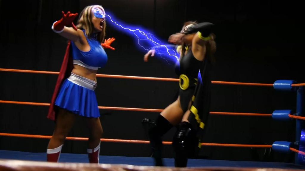 SUPERHEROINE AGENDA-SISTERHOOD ACT – Part 3 of 5 姐妹情深（共五部分，第三部分）罗亚尔（戈尔迪·布莱尔饰）意外从虚空传送到了冠军竞技场，在那里，她遭到被恶魔附身的月光（阿基拉·莱恩饰）的攻击。这场由著名漫画家乔治·佩雷斯编剧并执导的战斗特效十足，英国性感女神罗亚尔最终败给了这位亚洲女英雄。随后，普瑞斯姆（朱厄尔·玛索饰）也被​​传送到了竞技场，与如今已变成邪恶的罗亚尔展开对决。普瑞斯姆的能量戒指将与罗亚尔的闪电攻击展开较量。<br>SISTERHOOD ACT (Part 3 of 5) Finding herself transported from limbo to the Arena of Champions, Royale (Goldie Blair) is attacked by a demonically possessed Moonbeam (Akira Lane) in another special effects laden battle, written and directed by renowned comics creator George Pérez, in which the British bombshell is overwhelmed by the Asian powerhouse. Then, it is Prism (Jewell Marceau) who is teleported to the Arena to face the now-malevolent Royale in a battle pitting Prism’s energy ring against Royale’s bolts of electricity.