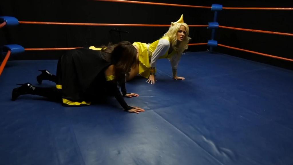 SUPERHEROINE AGENDA-SISTERHOOD ACT – Part 1 of 5 SISTERHOOD ACT (Part 1 of 5) They’re back! After nearly a decade, legendary comic book artist George Pérez returns with a new Sisterhood of Superheroines adventure! The first installment of this 5-part epic finds new heroines Moonbeam (Akira Lane) and Sunburst (Angela Sommers) discovering the long-abandoned Arena of Champions in their mission to rescue the imprisoned Alpha-Madonna (Diana Knight) and resurrect the Sisterhood. The heroines confront the powerful sentry called Corporal Punishment (Ariel X) whose powers may be too much for them. As Sunburst remains to battle the villainess, Moonbeam teleports to an old Sisterhood safe house where the surviving superheroines Bonfire (Christina Carter), Freebird (Tylene Buck) Prism (Jewell Marceau) and Royale (Goldie Blair) have gathered in their civilian identities, each answering a mysterious summons.<br>姐妹情谊行动（共五部分，第一部分）她们回来了！时隔近十年，传奇漫画家乔治·佩雷斯携全新超级女英雄姐妹会冒险故事强势​​回归！在这部五部分史诗巨作的第一部分中，新晋女英雄月光（阿基拉·莱恩饰）和旭日（安吉拉·萨默斯饰）为了营救被囚禁的阿尔法圣母（戴安娜·奈特饰）并重振姐妹会，发现了早已废弃的冠军竞技场。女英雄们将与强大的哨兵“体罚”（艾瑞尔·X饰）展开对决，而她的实力或许远超她们所能匹敌。当 Sunburst 继续与女反派战斗时，Moonbeam 传送到了一个旧的姐妹会安全屋，幸存的女超级英雄 Bonfire（Christina Carter 饰）、Freebird（Tylene Buck 饰）、Prism（Jewell Marceau 饰）和 Royale（Goldie Blair 饰）以平民身份聚集在那里，每个人都回应了一个神秘的召唤。