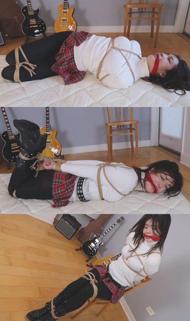 19 years old student Kali Valentine tied and gagged during a robbery but the plot twist for her capt 19 years old student Kali Valentine tied and gagged during a robbery but the plot twist for her captor is that she loves to be in bondage and asks him to hogtie her卡莉·瓦伦丁是一名19岁的学生，在一次抢劫中被紧紧地绑在椅子上，嘴里塞着一个红色的口塞。她拼命挣扎，想要挣脱束缚，但绑着她的绳子纹丝不动。歹徒回来查看她的情况，却出乎意料地发现她开始疯狂地大笑。她并不像看起来那么天真无邪……事实上，她热爱捆绑，喜欢被捆绑、被羞辱和被堵住嘴。劫匪暂时取下了她嘴里的口塞，卡莉告诉他，她想要被绑得更紧，她想被按倒在地，像猪一样五花大绑，并挑衅绑匪尽可能地绑紧她。卡莉随后被五花大绑，嘴也被堵住，她享受着其中的每一秒！Kali Valentine is a 19 years old student, she is tightly tied up to a chair during a robbery, gagged with a red cleave gag. She struggles trying to get free, but the ropes that bound her to that chair won't budge. The bad guy comes back to check on her but for his surprise she starts laughing maniatically, she is not as innocent as she looks... in fact, she loves bondage, she loves being tied up, humiliated and gagged. The robber removes her gag for a minute and Kali tells him she wants to be tied much tighter than that, she wants to be laid on the floor and hogtied, and dares the captor to do it as tight as he can. Kali then gets hogtied and gagged, and she is enjoying every second of it!