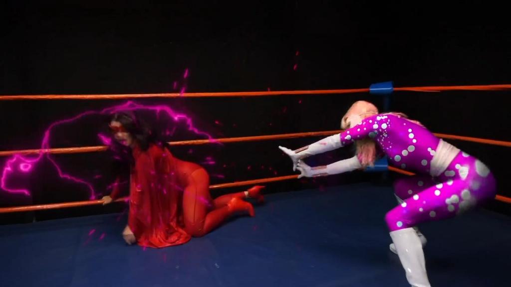 SUPERHEROINE AGENDA – THE FRINGE CONNECTION EPISODE 6 – HEX MARKS THE SPOT 这可能是乔治·佩雷斯最优秀的作品——没错，这部作品令人惊艳，视觉特效完美展现了安吉拉·萨默斯和塞琳娜·塞壬的绝世美貌。女巫赫克斯（安吉拉饰）将弗林奇（塞琳娜饰）带回她的巢穴，在此之前，我们得以一窥其他超级女英雄们身着性感战服的风采。随后，赫克斯将弗林奇带到她的黑洞，在那里她开始对弗林奇进行各种摧残，甚至扒下她的上衣，肆意蹂躏她那丰满的乳房——两位美女在黑洞的红色迷雾中格外引人注目。最终，超自然力量发挥作用，我们穿过一个狂野的空间裂缝，来到了擂台上，塞琳娜在那里等候着。赫克斯将她所有强大的力量都倾泻到这位金发女郎身上，但都被反弹回去，这时一位超自然力量现身，解释了他的决定。弗林奇开始反击，令我们欣喜的是，她以牙还牙，对赫克斯的胸部进行了毁灭性的反击——她将赫克斯逼到角落，双手反绑在背后，赫克斯的乳房暴露无遗，遭到摧残，她的整个身体也同样遭受了摧残。这两位超级英雄都被摧毁后又复活了。特效惊艳，完美展现了她们的美貌——如果你想体验极致震撼，那就千万别错过这部……《HEX MARKS THE SPOT》绝对不容错过！！！<br>This could be George Perez at his very best – yes, this one is stunning, the visual effects bring out the incredible beauty of Angela Sommers and Serene Siren.  Madam Hex (Angela) is bringing Fringe (Serene) to her lair but not before we get a glimpse of all the other supers in all their sexy costumes.  Then Hex brings Fringe to her black hole where she proceeds to destroy her in every way even taking her top down so she can have her way with those luscious breasts – both beauties stand out in the red fog of this black hole.  Finally the higher powers work their will and through a wild space hole we end up at the ring where Serene awaits.  Hex throws all her incredible powers at the blonde but they bounce off as one of the super powers makes an appearance explaining his decision.  Time for Fringe to take over and to our delight she returns the breast destruction – she puts hex in the corner on the middle rope with her hands behind her back, Hex’s breasts are exposed and destroyed as well as her whole body.  Both of these supers are destroyed and come back.  Special effects are amazing, they accentuate the beauty of these super babes — so if you are looking to be super stunned, then this is the one… HEX MARKS THE SPOT !!!!!!