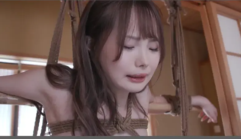 義父に縛られた嫁 縄調教で開花するマゾ性癖 緊縛に堕ち悶え喘ぐ美人妻たち 4人4時間 义父家中有一间“绝对不能进入的房间”，星花对此心生好奇。她偷偷进入房间，只见满屋捆缚道具。被义父发现的星花瞬间被束缚……对方家中有着古老习俗，要求婚前一周与当主独处。她虽已下定决心，但义父的要求却超乎想象……因<br>番号：<span style='color:#b0b0b0;'>[隐藏文字，购买后可见]</span>