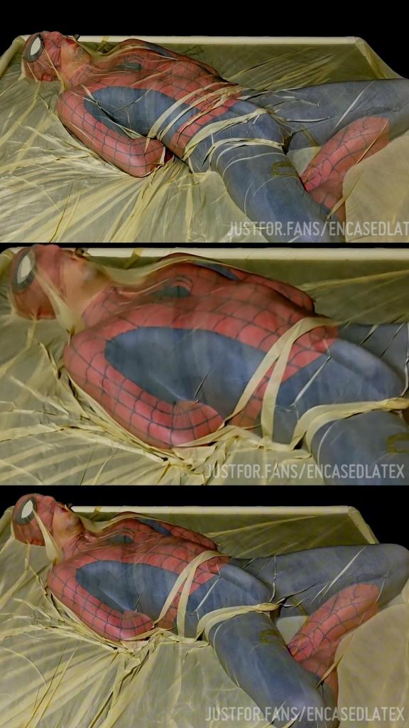 Spidey's captors tie his arms behind his back, stuff a Viagra in his mouth and vacuum seal him. 出自:encased<br>Spidey's captors tie his arms behind his back, stuff a Viagra in his mouth and vacuum seal him. They watch on as the horny hero struggles in the tight latex restraint..<br>蜘蛛侠的俘虏们把他的手臂绑在背后，往他嘴里塞了伟哥，然后用真空密封了他。他们看着这位好色的英雄在紧绷的乳胶约束中挣扎。。