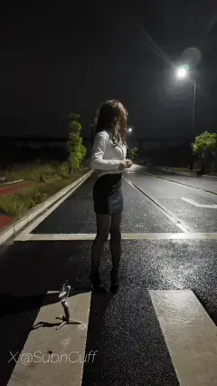 0703户外头顶背铐在杆子上SubM 快半年没有户外自缚后 终于回来啦 因为太久没玩 所以还是决定从简单一些的开始 <br>穿着短袖OL 先尝试正铐背铐走斑马线过马路 熟悉之后又回到了路牌的杆子下 本来是想着正常背铐 但心里又有一丝冲动 再加上这个杆子非常细 简单背铐估计几秒钟就能够拿到钥匙 所以还是果断的举过头顶把自己背铐在了杆子上 久违的禁锢感 再加上户外的环境 好爱…