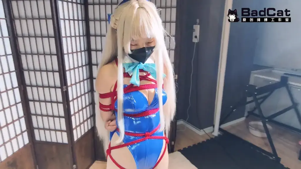 【BadCat】【妙妙】【飞鸟马时cos捆绑挣扎】【震胸墙高】【原味堵嘴蒙眼】【出售原味】 大家好，我们是BadCat工作室。求关注 求关注！！！<br><br>【最新资讯】<br><br>工作室目前紧急招收女生绳模 有意的请联系 QQ 2723822894（一定要是女生）<br>工作室新开设 伪娘摄影 cos/女装捆绑摄影 等服务 白菜价格 有兴趣的欢迎咨询<br>捆缚模特目前三位  妙妙  依依 多比（长期接受定制 线下也可组合实践）<br>伪娘绳模 雪碧喵 小零 宫野志保 也可以接受定制 <br><br>【工作室简介】<br>* badcat工作室 坐标辽宁鞍山 <br>* 有专业的男女绳师 可提供专业定拍和体验 <br>* 未来会向cos拍摄 绳屋方向发展 <br>* 女生线下只做S 想线下捆她们的就不用问了 <br><br>目前其他平台的盗版视频日益猖獗 我们这个小作坊还是希望大家能够多多支持！<br>BADCAT 工作室专用QQ 2723822894  业务咨询 线下体验等事务 欢迎加他<br>女生个人VX 会收门槛 希望理解！<br>【工作室推特】@surelovemeng 工作室X刚刚成立 喜欢的宝宝欢迎关注！！<br><br>【本作内容】<br>本作来自粉丝定拍 本喵cos成兔女郎的飞鸟马时<br>被表哥用红色麻绳狠狠捆紧 这种衣服很薄 加上绳子很勒<br>十分的不舒服 后面还有按摩棒强高 弄得本喵十分辛苦<br>希望大家多多支持！<br><br>【定拍/体验需知】<br>本工作室定拍 一律不露脸（戴口罩/眼罩）<br>只拍摄的都是一些清水擦边的作品 大尺度的内容 就不必询问了 <br>目前主做cos 剧情 百合等内容 最低600就可以订拍！<br>我们只是因为爱好并且想分享出来赚点零花钱而已，那些想歪的和喜欢大尺度的就不用联系我们了！<br>拍摄时间双方商量确定 决定定拍后 需要交付定金 方便我们安排拍摄时间<br><br>PS:工作室定拍收取的订金 一旦收取 没有特殊原因是不予退还的 这里必须说清楚 望各位定拍的粉丝知晓<br>定金的目的就是约束双方履行承诺的 如果真的因为后续原因 客户资金不足或其他原因 那只能按客户跑单计算<br>如因本工作室原因 会予以部分补偿 或全额退款 <br><br>关于体验 <br>本工作室本着健康约绳 释放压力为主 可提供部分恋足等内容的服务 但不要提什么裸露哪里的，这是线下体验，不是别的！<br>还有地区太远想考虑下的什么的也请想清楚能不能来，再联系我！我们在辽宁鞍山！！ 重点 在辽宁 鞍山鞍山！！<br><br>工作室对于男女绳师 约绑的费用是不同的 <br>现在专门推出男绳师捆绑服务 最低300起约 欢迎咨询！<br>如有伪娘CD TS等女装需求 服装请自备！<br><br>【招聘信息】<br>工作室长期招聘 鞍山本地及周边合作的模特 互勉/有偿均可 详情欢迎咨询！<br>伪娘这边应聘绳模是没有工资的，但如果相貌身材优秀的话，是可以长期互勉拍摄的，能接受的联系我！不能的话就免开尊口啦！<br><br>【赞助/联系我们】<br>工作室紧缺cos服，有想看cos捆绑的可以尽情赞助<br>其他大型道具 或者金属皮具 想看我们使用的 也欢迎联系我们！<br>BADCAT 工作室专用QQ 2723822894 <br><br>【写在最后】<br>【BadCat专用麻绳】现也对外出售 品质绝对过关，有需要的朋友欢迎联系我们。<br>【BadCat原味丝袜】黑丝白丝肉丝都有，包括视频里和塞嘴里的，有需要的朋友也可以联系我们，加好友时留言妖狐吧原味，可享原味包邮服务，每人限一次哦！<br>联系方式统一加QQ：2723822894  仅限业务咨询 想加VX的需要门槛  闲聊勿扰！