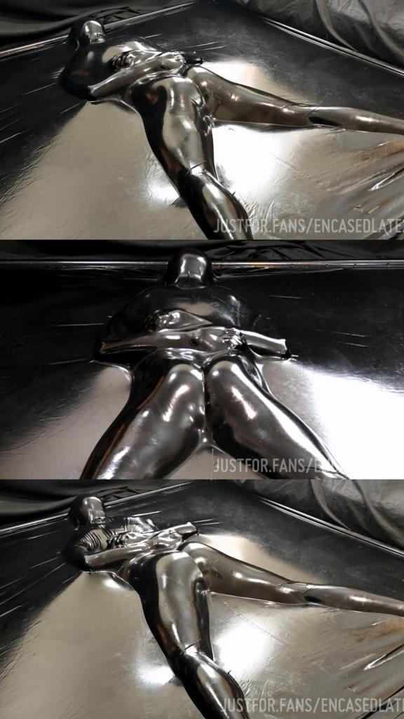 His captor sits back and enjoys as he is left squirming ass-up in the glossy black vacbed.. 出自:encased<br>His captor sits back and enjoys as he is left squirming ass-up in the glossy black vacbed..<br>它趴着享受着他在光滑的黑色真空床上扭动的屁股