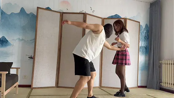 不好好学习的惩罚 学习退步快，还得爷爷带...<br>本片经过模特知情同意进行拍摄，无任何真实暴力发生。<br>住您马年行大运，发大财。<br>解压密码：qinyun