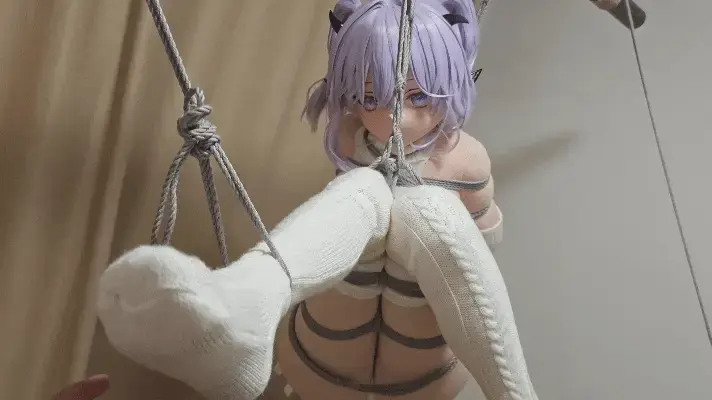 kigurumi kig驷马捆绑+呼吸限制+空中吊缚呼吸控制+挠脚心+SP+强制踮脚 最后被玩弄的抖腿超级可爱 可怜的娃娃被半吊着限制呼吸 然后又被驷马捆绑 SP 挠脚心 还没好好休息就被吊起来再次呼吸控制 在空中只能进行无力的挣扎 好不容易被放下来还被强制踮脚 最后被玩弄到一直在抖腿 