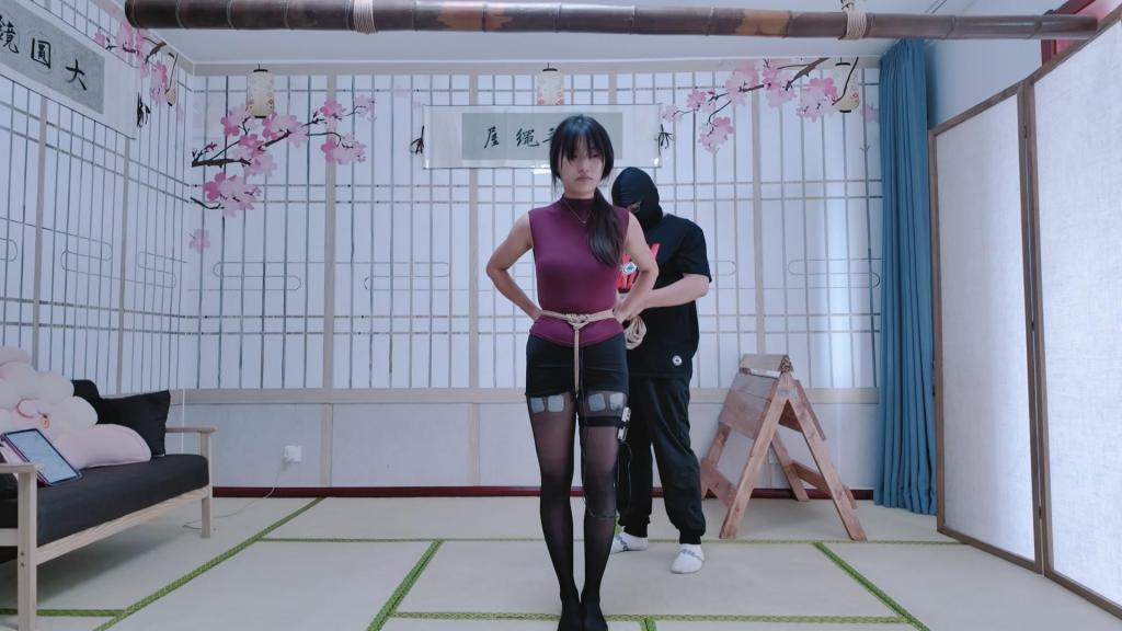 秦韵绳屋工作室定拍：玖儿踮脚直立吊电击+一小段访谈 大小：1.27GB 时长：36分钟<br>解压密码：123456，请勿在线解压<br>继上次玖儿木马放置后给玖儿放下来换了个轻松点的姿势，最后有个小访谈，让玖儿谈谈木马和踮脚吊以及电击的感受。
