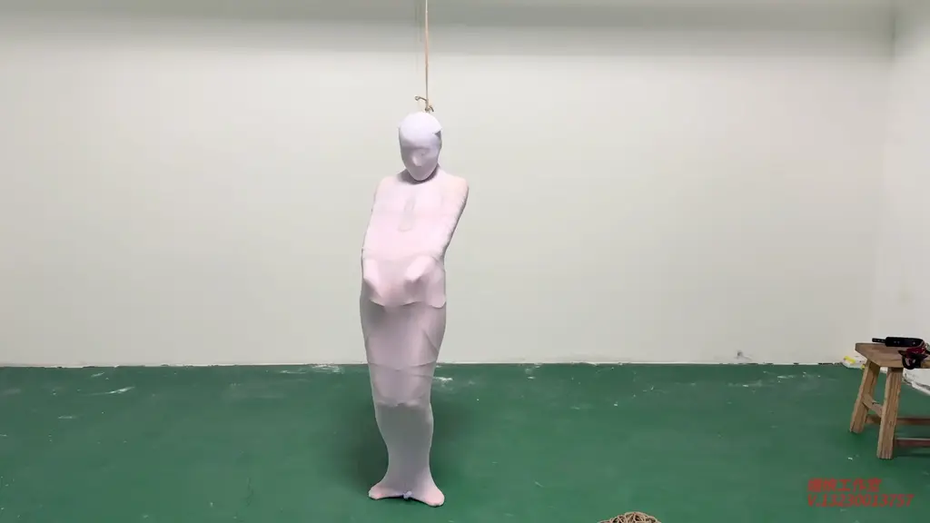 媚娘工作室-全包/窒息/沉浸式吊颈罚站 媚娘工作室<br>V:13230013757<br>线x体验 私人定拍 线下陪玩 约绑模特 全国上课<br>女m的全包睡袋体验！在穿上紧身衣后s又用麻绳将其捆成直棍紧紧束缚住女m，小号的睡袋一层一层的套在女m身上，周深的空气逐渐减少，睡袋压在身上只能让女m勉强呼吸到一点空气，s将女m的脖子吊起，强制吊颈罚站，只要想坐下或偷懒，绳子就会紧紧锁住女m的脖子。站了很久后，女m逐渐体力不支，想往下跪，但脖子上的绳子紧紧勒着女m，跪也跪不下去，随着女m的挣扎和晃动，仿佛她下一秒就要被绳子勒死窒息昏死过去……<br>