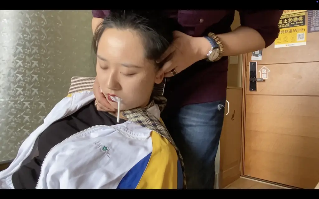 女生遇害2 两个视频合在一起发了。女生穿校服被勒晕➕塑料袋套头窒息窒息。大家有想看的内容私信踢我。现在还在尝试一些比较短的片段。感谢各位大佬支持