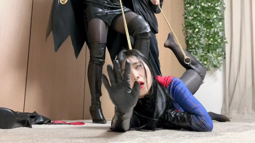 [正片]李然&吴晗 女超人姐妹战败受辱下集 云雀定拍 HL026 本部编号 HL026 上集HL025   主演 李然 吴晗   李然神力女超人HL019  柳洋女超人HL018<br>元素(捆绑，击腹，丝袜脚踩脸，失去意识，白目失神，掰脚，勒脖子，掰腿，折腿，摸脚，闻脚，变身解除)<br>女超人被女魔王和手下击败折磨，试图飞走。却被女魔王和手下用绳索套住，逃跑失败。继续被折磨，女超人看准机会消灭了女魔王，却耗尽能量，失去意识站在原地。被女魔王手下折磨，女超人妹妹变身解除。女超人姐姐虽然伤势没有好转，也只能为了妹妹前去支援。女超人姐姐由于伤势不是敌人的对手，陷入苦战。但是女超人姐姐找准时机，打倒敌人。正准备使用光线技能，不料女魔王手下拿妹妹威胁女超人姐姐。女超人姐姐为了妹妹只能任敌人摆布，自己打伤自己倒下。女超人姐姐被折磨，这时妹妹醒来，虚弱的仅仅能够变身，无法战斗。敌人拿出氪石，喂给了女超人妹妹。女超人妹妹吞了氪石，超能力消失失去意识。最后姐妹双双战败陷落。<br><br><br><br>超级女英雄（神奇女侠，女超人，蝙蝠女，女奥，女英雄，女侠，美少女战士等）剧情持续更新。<br>冯迪妮的剧情 吴晗 柳洋也都会演一次。<br><br>下部梦川工作室的丝袜女侠<br>吴晗的冯迪妮将会和大家见面   柳洋的也会写 <br>大家喜欢看诺米么? 如果喜欢可以留言给我 <br><span style='color:#b0b0b0;'>[隐藏文字，购买后可见]</span>不要在线解压