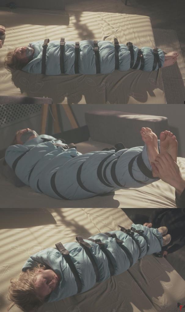 Mandy - Blanket Wrapped and Sock-Gagged for Sensual Foot Tickling 在这段视频里，我把曼迪抱进房间，用毯子和绑带把她紧紧裹住，让她像个无助的小茧一样蜷缩起来。<br><br>曼迪被完全包裹好后，我脱掉她的运动鞋，露出穿着袜子的双脚。然后我把袜子从她脚上取下来，塞进她的嘴里，用胶带封住她的嘴。<br><br>现在曼迪被毯子裹得严严实实，嘴里塞着袜子，准备接受赤脚的“款待”。<br><br>我开始挠她光着的脚，在她被毯子包裹着的时候，逗弄她的脚底和脚趾。但这段视频并非以狂野、粗暴的挠痒为主题。气氛更加柔和、感性——轻柔的挠脚心，伴随着温柔的足部崇拜、触摸、摩擦和嬉戏般的挑逗。<br><br>曼迪的赤脚得到了所有的关注，而她被包裹着，嘴里塞着东西，除了做出反应之外什么也做不了。In this clip, I carry Mandy into the room and wrap her tightly using a blanket and straps, turning her into a helpless little blanket cocoon.<br><br><br>Once Mandy is fully wrapped and secured, I remove the sneakers from her feet, exposing her feet in socks. Then I take the socks from her feet, stuff them into her mouth, and seal her mouth shut with tape.<br><br><br>Now Mandy is blanket-wrapped, sock-gagged, and ready for some barefoot attention.<br><br><br>I start tickling her bare feet, teasing her soles and toes while she lies trapped inside the blanket wrap. But this clip is not about wild, aggressive tickling. The mood is softer and more sensual - light foot tickling mixed with gentle foot worship, touching, rubbing, and playful teasing.<br><br><br>Mandy's bare feet get all the attention while she stays wrapped, gagged, and unable to do much except react.<br><br>