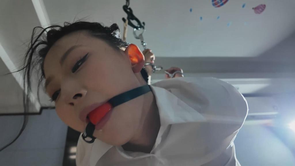 魏灿 私囚缚虐 她本是富家千金，现在却彻底沦为私人囚徒，被后手吊着，高高挂起，脚尖点地；后又被单足点地，另一足折腿吊着，口球股绳，口水漫溢。等待她的是无尽的黑暗。剧情定拍，模特合作，女m绳缚体验等各种事宜可加我Q2332635397，注明来意。后续更精彩，希望大家支持和关注。感谢。<span style='color:#b0b0b0;'>[隐藏文字，购买后可见]</span>
