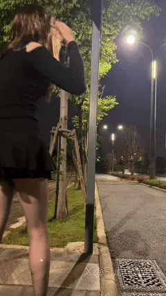 0706户外郊狼电击手脚同时背铐在路牌后SubM 快速进入状态 第二次就选择了很大的玩法<br>双手双脚都被反铐在身后的杆子上 完全没有半点挣扎空间 再加上郊狼控制器戴在了脖子上 就好像一个带限位的项圈<br>太久不玩 结果上来就电到了150 像去年5月28号那次要抽搐了 但是因为脚也被铐在杆子上 一挣扎脚腕就会剧痛 属于物理防抽搐了 <br>太惨了每次在这个位置都要被电个半死