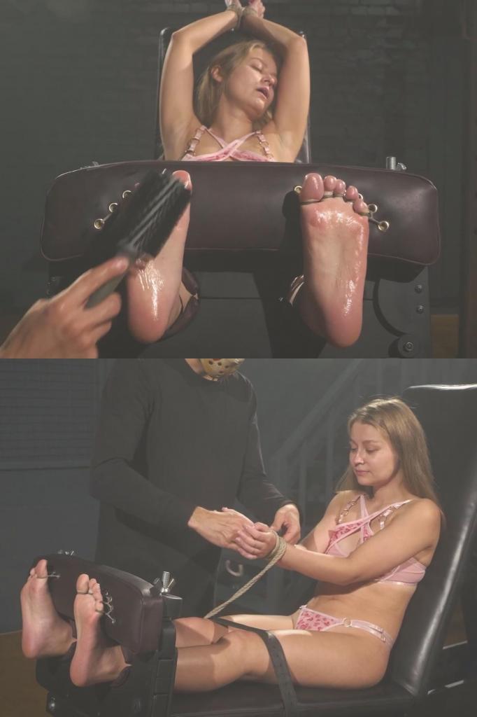 Trisha - 20-Year-Old Sensitive Blonde Gets Her First Upper Body and Foot Tickling 认识一下特里莎——一位美丽的年轻金发女郎，她正在尝试人生中第一次长时间、强度很大的挠痒痒体验。<br><br>她坦言自己非常害怕挠痒痒，也不知道会发生什么。正因如此，她的第一次体验才格外引人注目，因为她的每一个反应都那么新鲜、自然，对她来说也是全新的。<br><br>首先，我测试了特里莎上半身和赤裸双脚的敏感度。然后，我把她固定在长凳上，整个过程都记录在视频中，因为特里莎的表演非常精彩，她的第一反应也值得从一开始就观看。<br><br>特里莎固定好后，我开始挠她的上半身。我不想剧透太多，但她的反应真的让我印象深刻，非常满意。特里莎展现出了她性感、活力四射和丰富的情感——正是那种能让整个挠痒痒过程充满活力的被挠者。<br><br>挠完她的上半身后，我开始挠她的赤裸双脚。她的双脚被固定在脚镣上，脚趾也被固定住，露出她柔软的脚底和脚后跟。<br><br>真正的挠脚底游戏开始了：<br><br>我开始逗弄她的脚后跟和脚底，享受着她每时每刻的反应。特里莎很享受被挠脚底的感觉——表情丰富、真诚、敏感，而且非常适合测试。我给她可爱的小脚底涂上油，一遍又一遍地重复着，尝试着用更多不同的挠脚工具来挠她的脚底。<br><br>作为第一次体验，特里莎的表现非常出色。她似乎天生就适合被挠脚底。Meet Trisha - a beautiful young blonde trying a long and intense tickling session for the first time in her life.<br><br>She admits that she is very afraid of tickling and has no idea what to expect from herself. That makes this first experience especially interesting to watch, because every reaction is fresh, natural, and completely new for her.<br><br>First, I test Trisha's sensitivity on her upper body and bare feet. Then I secure her on the bench, with the entire process shown in the clip, because Trisha is very interesting to watch and her first reactions are worth seeing from the beginning.<br><br>Once Trisha is fixed in place, I start with upper body tickling. I don't want to spoil too much, but her reaction truly impressed and pleased me. Trisha turns out to be very sensual, energetic, and emotional - exactly the kind of ticklee who makes the session come alive.<br><br>After working on her upper body, I move down to her bare feet. Her feet are secured in the stocks, with her toes fixed as well, leaving her soft soles and heels perfectly exposed.<br><br>Then the real foot tickling begins:<br><br>I start teasing her heels and soles, enjoying every second of her reactions. Trisha is beautiful under tickling - expressive, genuine, sensitive, and very fun to test. I oil her cute little soles and continue again and again, trying a bigger arsenal of my tickling tools on her soles.<br><br>For a first experience, Trisha gives a wonderful performance. She really seems made to be tickled.