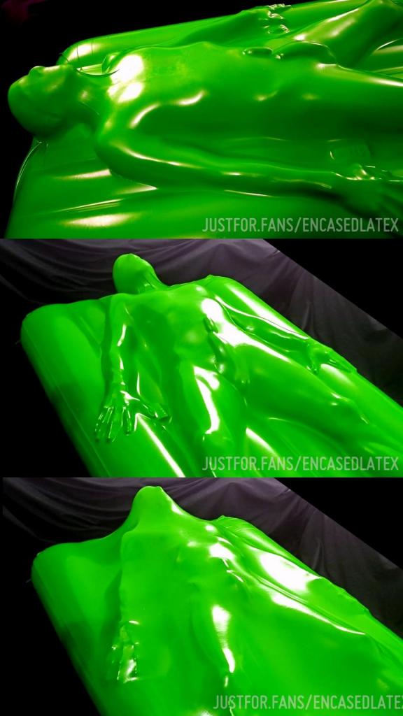 Tightly sealed in the airbed vacbed, he uses a remote vibrator to get himself off.. 出自:encased<br>Tightly sealed in the airbed vacbed, he uses a remote vibrator to get himself off..<br>在气垫床的真空舱内严密封存，他用遥控振动器达到高潮。。