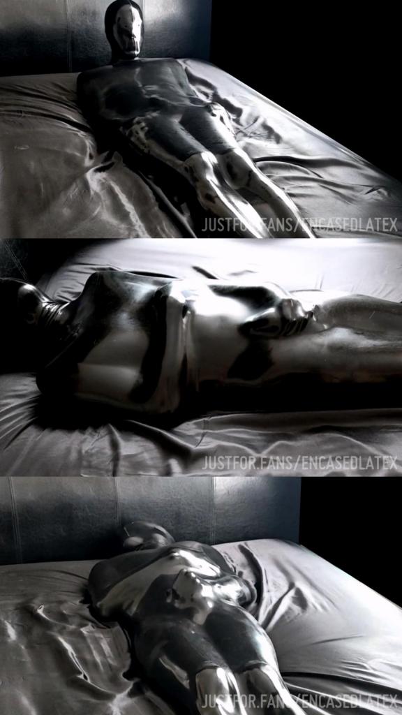 When he wakes he finds himself trapped in a tight latex vacuum sack. Much pointless struggling ensue 出自:encased<br>When he wakes he finds himself trapped in a tight latex vacuum sack. Much pointless struggling ensues, before he accepts his fate...<br>他醒来时发现自己被困在一只紧绷的乳胶真空袋中。一番徒劳的挣扎后，他最终接受了这个命运。..