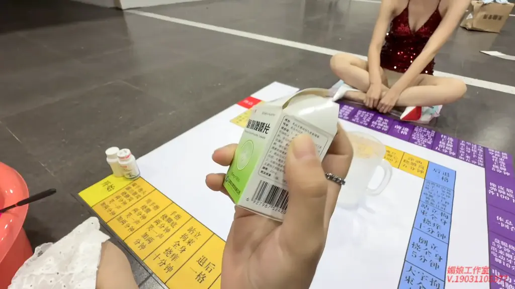 媚娘工作室-飞行棋游戏之听天由命（粉丝剧本） 媚娘工作室<br>V:19031105377<br>线x体验 私人定拍 线下陪玩 约绑模特 全国上课<br>本视频由于时长过长内存较大，故分为3部上传，视频为粉丝剧本<br><br>    由粉丝构思的全新飞行棋玩法，玩法精彩纷呈。开局喝下一大瓶利尿剂的瑾初不知道能否坚持到最后？还是中途失禁接受严重惩罚？内容包含各种tk，捆绑，刑罚玩法，并且瑾初和水儿的游戏组合十分有趣，视频内容很是带动观者心弦，有感兴趣的粉丝观众可以自行观看详细内容哦