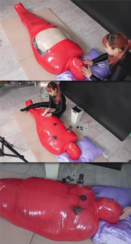 Extra Large Red Mummfication 片名：Extra Large Red Mummfication<br><br>这个是男M片，请喜欢此类的朋友购买，谢谢<br><br>Hinako mummifies a 130kg giant in vinyl tape! This is her first time to mummify somebody this big, yet she was still able to expertly bind him as tight as ever! Then, as is customary, she attaches nipple toys to his nipples and vibes him with the vibrator.<br><br>Hinako用乙烯基胶带将一个130公斤重的巨人木乃伊化！这是她第一次把这么大的人做成木乃伊，但她仍然能够像以前一样熟练地把他捆得那么紧！然后，按照惯例，她把乳头玩具贴在他的乳头上，用振动器给他震动。