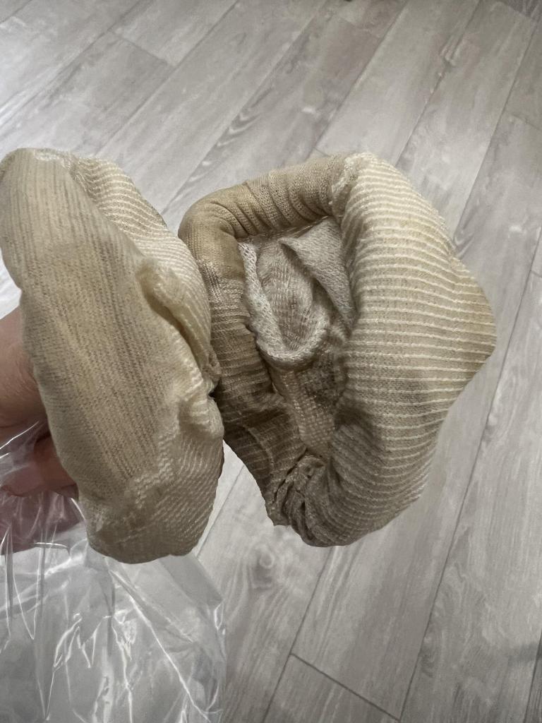 【空姐丝袜➕银行柜姐丝加棉➕呼吸面罩➕训练器】气味系控制片段 视频内容包含空姐丝袜塞嘴，袜尖部分塞鼻孔，丝袜套头，泡沫胶带封嘴。后面是银行柜姐的夏天丝加棉➕呼吸面罩，剥夺新鲜空气，下面带上五蛋训练器控制。这期视频是我自己出差时拍摄的一个简短视频，内容比较单一，便宜出了，介意勿买。<br>以后要长期驻扎天津了，有天津的捆绑堵嘴，气味同好可以交流，另外有天津可提供原味或想当绳艺模特的妹子也可以加我交流。qq:2219544028<br>也可出视频里空姐和银行柜姐原味袜子，保证真实可靠，有意者加我详聊。