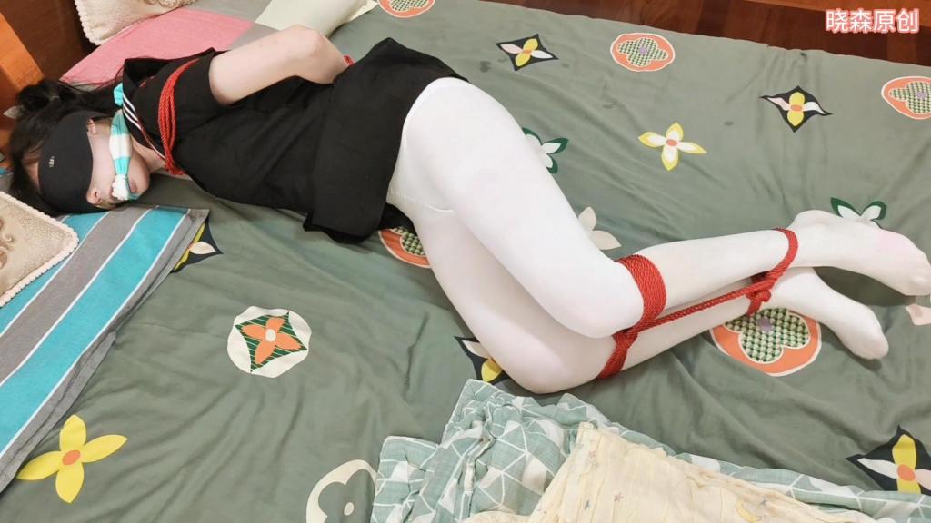高考完的晓森妹妹床上td挣扎尝试挣脱（复健） （晓森原创）不好意思各位，因为三次元忙碌 晓森妹妹高考，断更了很久。现在小妹妹放假了，又回来玩了，后面有大量时间。这次是复健，简单绑了一下，让小妹妹自己在床上挣扎，然后给她塞上新的td，继续放置在床上，期间有gc哦。最后让她自己试着脱缚，但尝试了很久都没有松动，帮她把手臂解开后让她蒙着眼睛解脚上的绳子，而且不解开不准把td拿出来。<br>欢迎各位➕Q2195803378交流，欢迎订拍，一起开发晓森小妹妹，挖掘她的潜力。