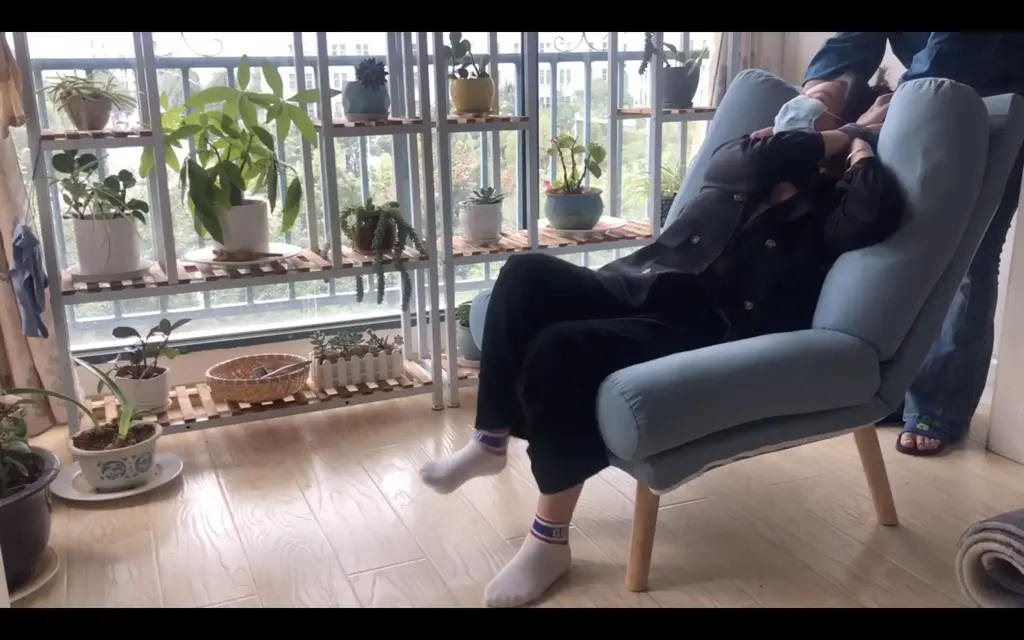 勒捂职业装白袜女生 很早之前拍的一个库存视频，有两段。这个女生还有几段裸足的后续会上传，感谢大家支持