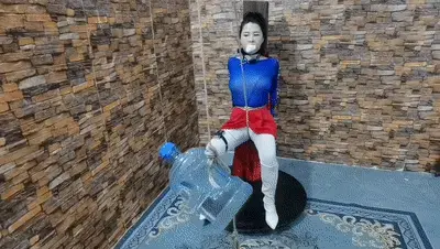 木桩马步强制挣扎竟把女超人折磨成女废人 解压密码mysy<br>把女超人马步禁锢起来,虐待狂徒用讯问的口气说,这个上面舒服吗,雅思竞说这个就像小儿科,随后把电狗器挂到她的勃子上,把嘴堵上,郊狼电击片贴到腰部上,在把股绳通过头顶上滑轮在挂一个大水桶,三项合一折腾的她死气活来,失禁喷射,终于把女超人折磨成了女废人.<br>只定拍绿色视频,可接受赞助定拍和收藏版权定拍,业务咨讯qq3094769038欢迎咨汛,非诚勿扰.<br><br>