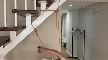 『zxbondage』《女大后直臂垫脚强高》51 喜欢的点个关注 持续更新中！<br>定拍联系: tg:@zxb2026 或者x：@zxbondage<br>------------------------------------------------<br>关注tg: @zxb2026 HD高清NO码内容抢先看。丨<br>------------------------------------------------<br>模特：芮芮<br>利用后直臂的拉扯使其必须垫脚才能缓解手臂的疼痛，再配合振动棒的效果，一碰上腿就在那颤抖，玩了会放下来在沙发上M腿绑好分开好好享用。<br>------------------------------------------------<br>关注tg: @zxb2026 HD高清NO码内容抢先看。丨<br>------------------------------------------------