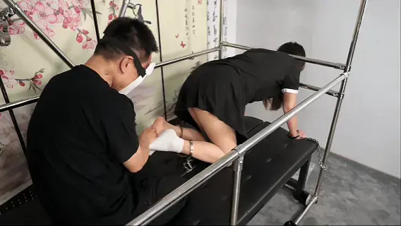 【CV4K】【床上的玩物系列】把脑袋固定在床头，反抗不得静等屈服即可--丝加棉、学生鞋、镣铐、TK、电击 欺负人的最高乐趣是，身体大部分能动，还能反抗，但是反抗不得，只是把脑袋卡在两条铁凌子之间，束缚效果异常好，她还能来回移动，就是挣脱不出来，等她各种尝试都做过，再加上镣铐作为辅助，就可以玩雪碧最怕的TK了，最好玩的是挠她一只脚的时候，她会用另一只脚来阻止，这不是让本主更加兴奋徒劳吗！电击更是令人兴奋，她一会蜷缩到角落，一会拼命挣扎，还试图反抗攻击，哪里敢反抗就电哪里的方式制服她！<br>由此可见，古代为啥给犯人带镣铐的同时，还要戴上木枷，目的就是把头限制，一方面增加屈辱性，另一方面只要限制了脑袋的自由，犯人的活动将受到更大的限制，不要提武松，全世界只有一个武松，普通人戴上就老实了，更何况是柔弱的女子。这次的设计，就是让妹子各种姿势都不得劲，而雪碧的反应集中体现了柔弱小女人被欺负时的动作，充满情趣，强烈推荐！<br><br><br>定拍联系QQ:2197499300 （注明事由，闲聊恕不接待）