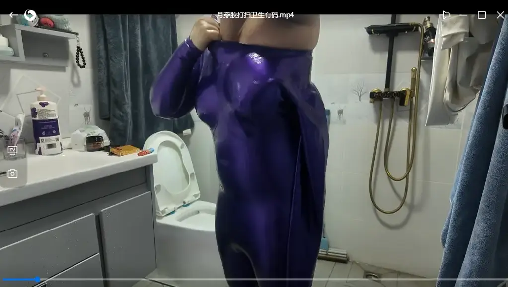日常工作室卫生保洁 胶衣 +灌肠+肛塞+前面跳蛋 日常工作室卫生保洁 胶衣  灌肠 肛塞 前面跳蛋  这次是工作室日常  天天在工作室宿醉  客厅乱的不行  惩罚天天宿醉的悦悦打扫卫生  最近外面高温38 度 工作室不开空调 为了增加难度  后面灌进去了600 毫升 肛塞 前面用上了入体跳蛋穿上胶衣带上头套  到扫卫生 ，哪里收拾不干净就罚做5个蹲起  摄影各种挑毛病 做的悦悦浑身是汗<br>解压密码5515<br>定拍qq412474585