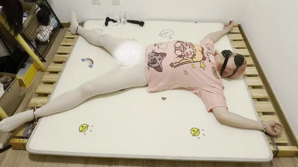 【酸酸】网友投稿系列-计时强榨任务-龟责-舔乳-强制射-失败惩罚-射后责-梳子sp 今天依旧是网友投稿内容，是跟上部《20分钟强榨不能射》同一位网友哦，今天这位网友大人想玩的内容也挺狠的，绑法没有要求，首先就是给小m下达任务，而且是那种小m无法完成的哦！固定好小m后必须先责让小m被迫进入状态，接下来就是按照网友投稿要求层层递进，责完开始撸，撸完继续责，然后开始上感觉舔乳头责加撸，最后插上前列腺高潮电击玩具，继续责加撸，小m就是在这套攻势下最终受不了射了，哈哈！真的，酸酸感觉没有几个m能抗住！小m明明快完成任务了呢，最终还是没有坚持住！既然射了，还有两分钟干啥呢？必须射后责啊！小m崩溃的呜呜叫 哈哈好玩！计时结束以为惩罚就结束了吗？并没有，这位亲爱的网友大人其实已经给小m定制了一套失败惩罚，就是用梳子的梳头发那一面用力的打小m屁屁，剩下多少分钟每分钟20下，而且必须是每打一下小m就要数一下，数错了，就重新来，可怜的小m在经历了射后责折磨后，开始了最痛环节，最好玩的是小m在数到20多下数错了，又重新开始，最后在60下结束后酸酸觉的没有玩爽又补了20下，至于小m的屁屁咋样了，蜜蜂的蜂窝啥样子，也就差不多这样了。。。可怜的m、投稿、订拍私信或Q1700495721<br>推@SourSourSSm<br><span style='color:#b0b0b0;'>[Hidden text will display after purchase]</span>