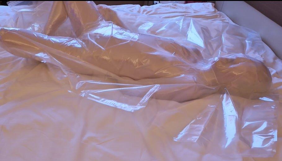 【重口昏迷作品】素人女生真空袋窒x昏迷至呼吸停止，极限挣扎呼救直到失去意识 圈外的素人女生体验真空袋，非常难得的一次机会能够约到素人女生，她在此之前完全没尝试过真空袋，并且也没有提前告知会被窒息昏迷，贵在真实。穿上zentai后进入真空袋，我欺骗她一共会有三次测试，时间不会太久（其实根本没有第三次）。在第一次她简单挣扎后如愿以偿被放了出来。而第二次就没有那么幸运了，她发现挣扎后并没有作用便开始大声尖叫呼救，然而一切都是徒劳，很快失去了意识，可是这并没有结束，依旧被放置在真空袋中，打开袋子时基本没有了呼吸。过了好久才恢复意识<br>这一部是重度窒x昏迷，程度基本与cocoa soft的作品相当，喜欢重度窒xi类型作品的朋友不要错过<br>