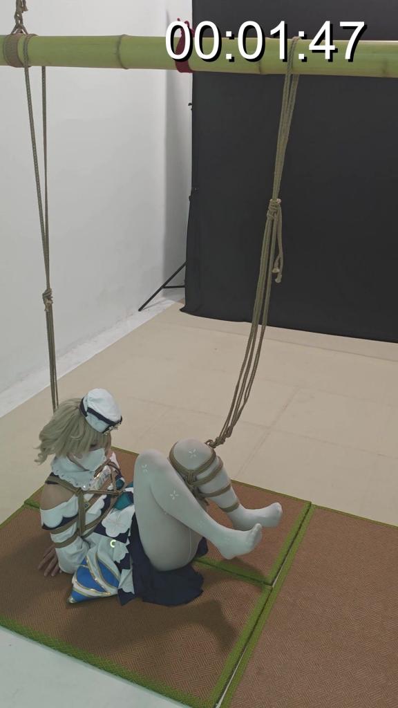 【汐月】芭芭拉被缚挣扎，试图逃脱失败。被M腿展示花园 冰冷的绳索像毒蛇般死死缠绕在芭芭拉的腕间，粗糙的纤维深深勒进她白皙的肌肤，留下刺目的红痕。她被反剪双手，被迫抵在冰冷粗糙的石壁上。每一次呼吸都牵扯着紧绷的肌肉，带来阵阵刺痛。但她没有任由恐慌吞噬自己，那双清澈的眼眸在昏暗的光线中依然锐利如刀，迅速而冷静地扫视着四周的黑暗。<br><br>“不能坐以待毙……”她在心底默念。芭芭拉深吸一口气，强行压下胸腔内剧烈的心跳，开始试探绳索的结扣。她利用墙壁的棱角作为支点，纤细却充满韧性的身躯在黑暗中艰难地扭动、摩擦。汗水顺着她的额角滑落，浸湿了鬓边的碎发。她试图将手腕向内收缩，寻找那一丝极其微小的松动空间。<br><br>然而，绑缚她的人显然深谙此道。就在她以为即将挣脱的瞬间，绳结猛地收紧，彻底封死了她最后的退路。那股巨大的反作用力瞬间抽干了她手臂上所有的力气，芭芭拉闷哼一声，双腿一软，不受控制地顺着墙壁颓然滑落。<br><br>最终，她只能屈膝跪坐在冰冷的地面上，双手被牢牢束缚在身后。尽管体力已经透支，尽管逃脱的努力以彻底的失败告终，但她依然倔强地仰起头。散乱的发丝下，她的眼神中没有丝毫屈服与恐惧，只有如同寒星般不灭的斗志，静静地等待着下一个破局的时机。
