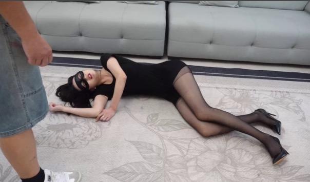 黑星女郎第一集 今天公布的是几部隐藏；每部都有后续但是不会公开，隐藏后续会做加密这样就不会被传播了，目前战队和发布的作品都有很多后续；然后还是轻忽传播吧；有喜欢的同好和对隐藏有兴趣的加QQ;3807117055;接下来是剧情；女主是一名女特工，在一次任务中，被流氓暗算导致占了上风的女特工，被打败羞辱，并且被残忍的折磨，逃跑后的女特工化身黑星女郎，却被敌人的机关暗算，身中剧毒等待女侠的噩梦开始了，，目前出了很多新系列后续可能会公开，隐藏的话会加密，请不要传播谢谢，希望大家喜欢，