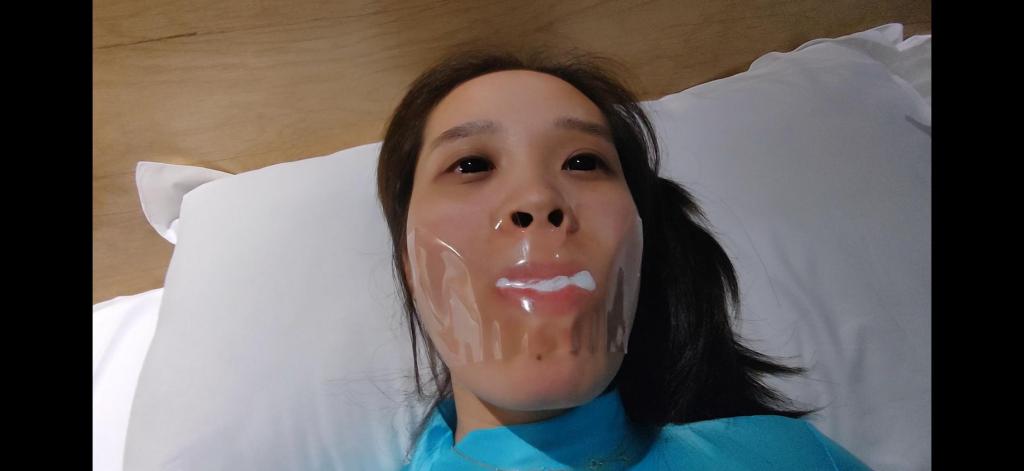 强力透明胶封嘴+盲片视觉剥夺调戏  次视频是五一假期拍的 在酒店休息顺便调戏老婆 <br>用强力透明胶封住嘴和戴上双层盲片挣扎视频 附带封嘴盲片取戴详细解析过程 <br>真实的体验一张胶带封住嘴 完全挣扎不开 <br>有喜欢或者想来体验盲片外出门的妹子可以联系哦<span style='color:#b0b0b0;'>[隐藏文字，购买后可见]</span>