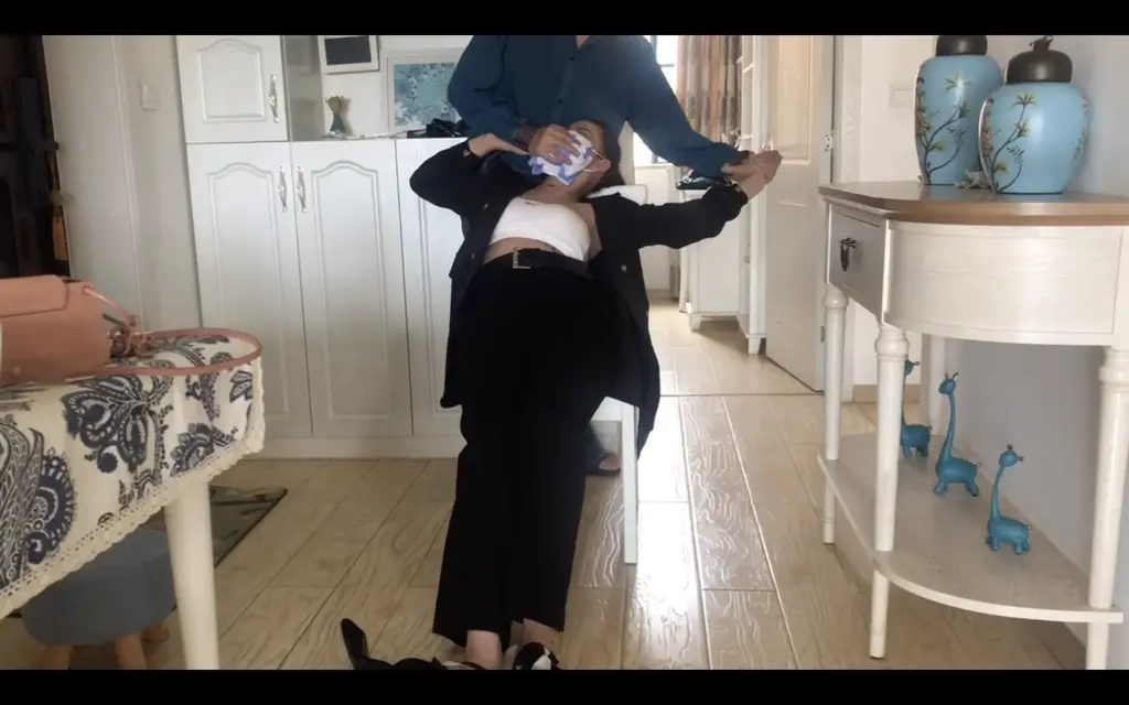 勒捂职业装女生 视频同样有两段。裸足挣扎捂晕勒昏，感谢大家支持