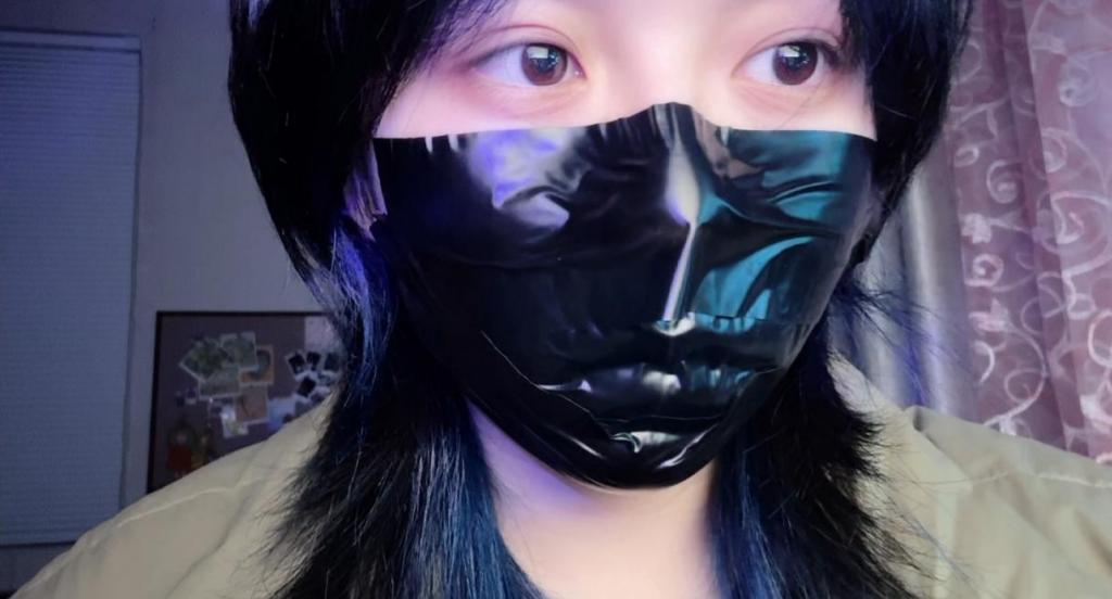素人胶布敷贴 小美女自己拿胶布敷贴封口鼻，不停的翻白眼差点把自己搞窒息。