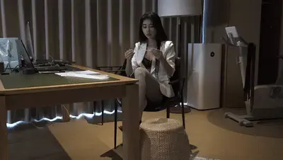 官官剧情片之女间谍的自救：丝袜蒙眼下的GC幻想 再次狠狠感谢定拍该剧情的老板，感谢您一直对官官的定拍业务的支持。<br>剧情介绍：官官是公司里最性感的白色职业装女秘书，长腿高跟、肉丝包裹，表面端庄，暗地里却是冷艳女间谍。<br>与同伴联手盗取绝密资料后，她决定用最危险的苦肉计——<br>扎带狠狠勒紧手腕与脚踝，丝袜塞入口中，再蒙住那双勾魂的眼睛……她被“绑架”在办公室，身体在挣扎中扭动，职业短裙被拉扯得凌乱，高跟鞋踢落一地。<br>绳索越勒越紧，挣扎越激烈，她却在极致的束缚与羞耻中渐渐湿透。<br>成功“自救”后，肾上腺素与欲望同时爆发——<br>她瘫坐在地毯上，颤抖着拿起自慰工具，在刚才被捆绑的同一位置，彻底沉沦在GC的幻想里……<br>丝袜的触感、扎带的束缚、高跟鞋的踢踏、挣扎时的喘息……<br>一切禁忌与快感，交织成最淫靡的秘密。<br>你想看这场女间谍的私密盛宴吗？<br>如果你也对定拍视频感兴趣，请通过276727177作简单的自我介绍与添加意向，此目的为筛选诚意伙伴、建立平等交流基础的必要条件。<span style='color:#b0b0b0;'>[隐藏文字，购买后可见]</span>